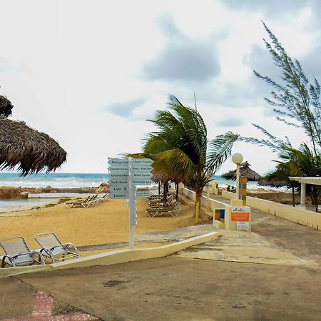 Club Ambiance (Adults Only) Hotell Runaway Bay Exteriör bild