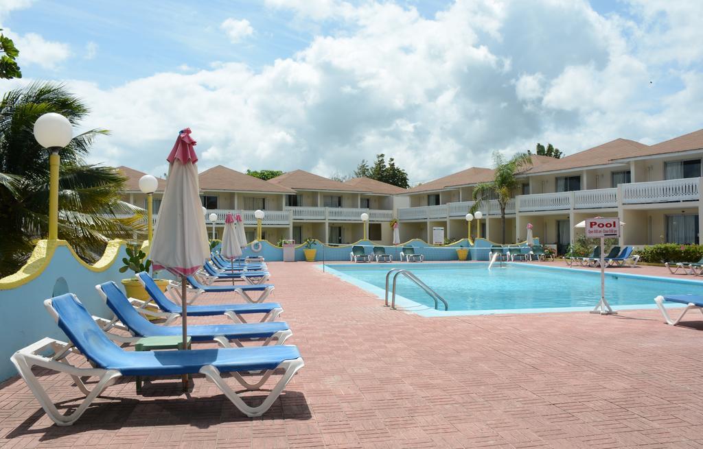 Club Ambiance (Adults Only) Hotell Runaway Bay Exteriör bild