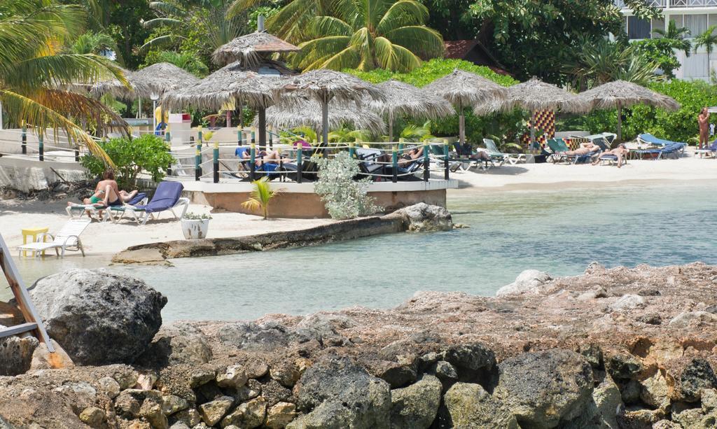 Club Ambiance (Adults Only) Hotell Runaway Bay Exteriör bild