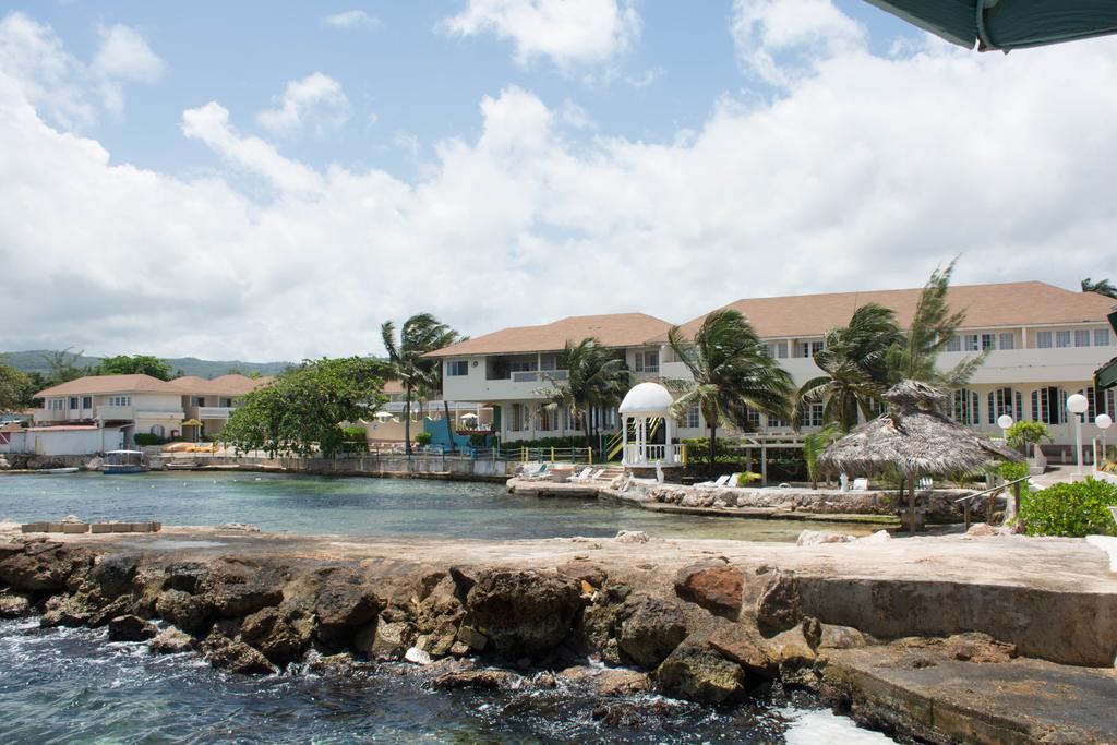 Club Ambiance (Adults Only) Hotell Runaway Bay Exteriör bild