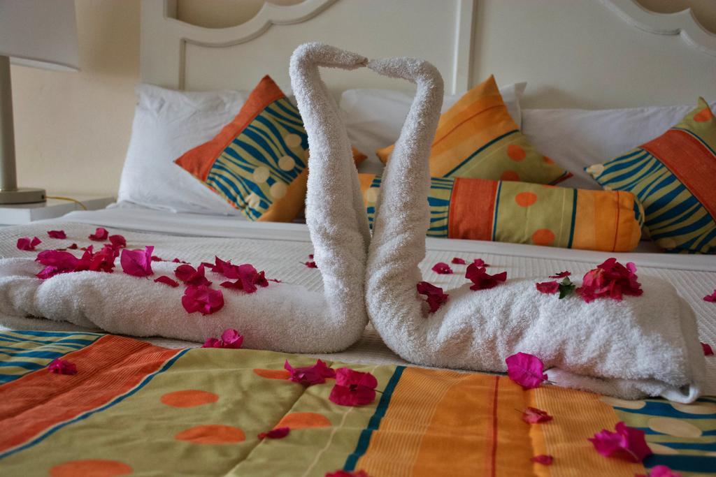 Club Ambiance (Adults Only) Hotell Runaway Bay Exteriör bild