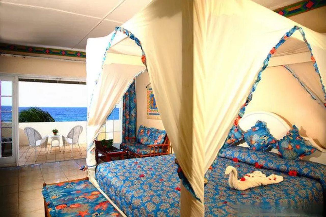 Club Ambiance (Adults Only) Hotell Runaway Bay Exteriör bild