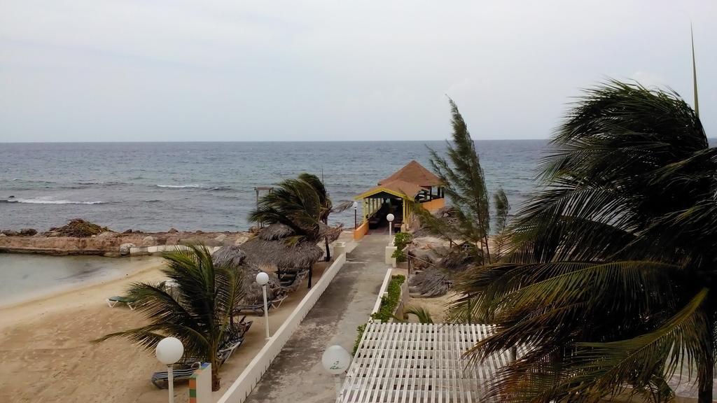 Club Ambiance (Adults Only) Hotell Runaway Bay Exteriör bild