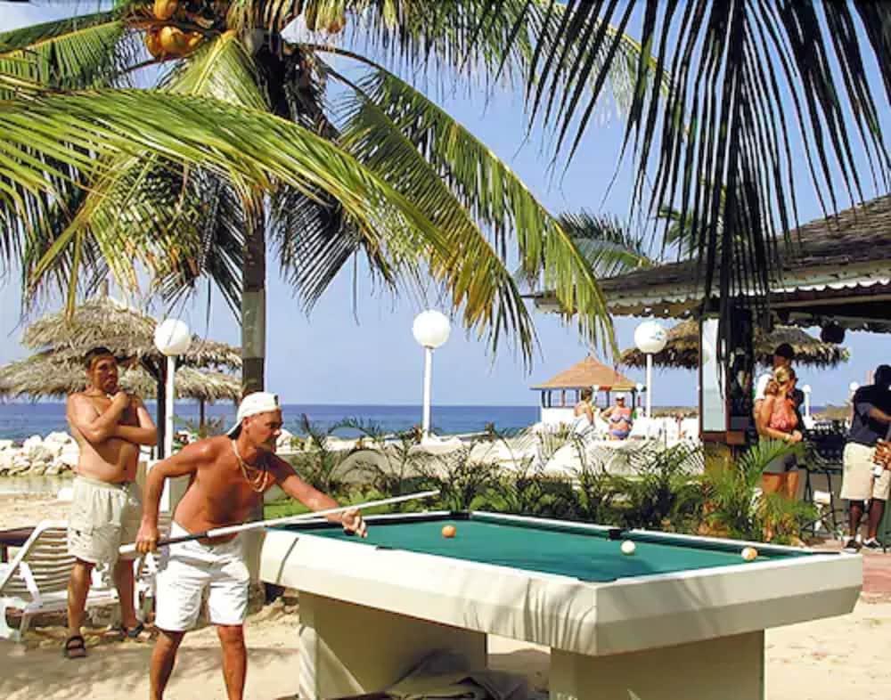 Club Ambiance (Adults Only) Hotell Runaway Bay Exteriör bild