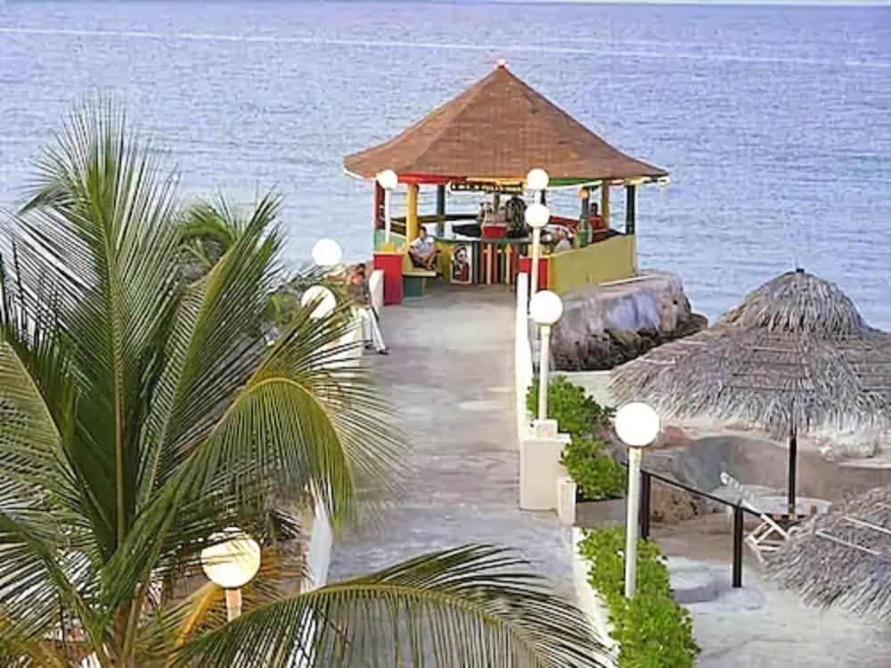 Club Ambiance (Adults Only) Hotell Runaway Bay Exteriör bild