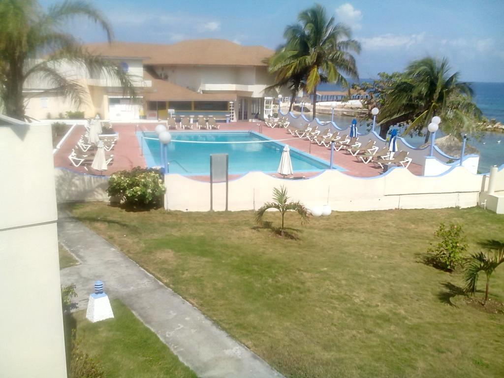 Club Ambiance (Adults Only) Hotell Runaway Bay Exteriör bild