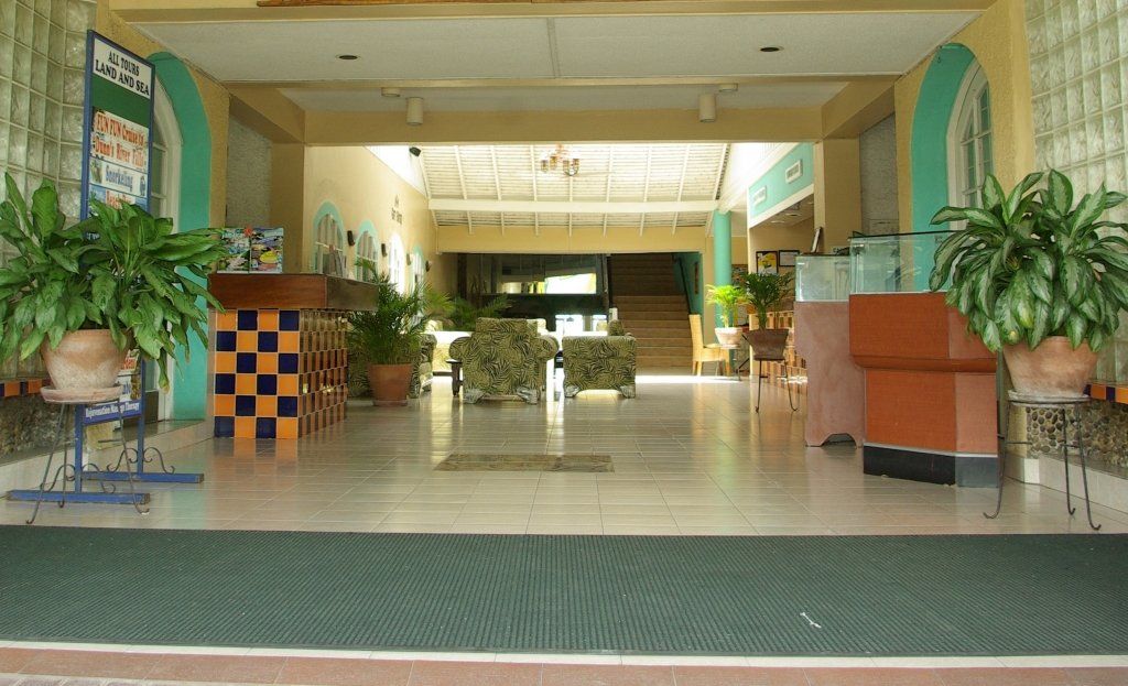Club Ambiance (Adults Only) Hotell Runaway Bay Exteriör bild